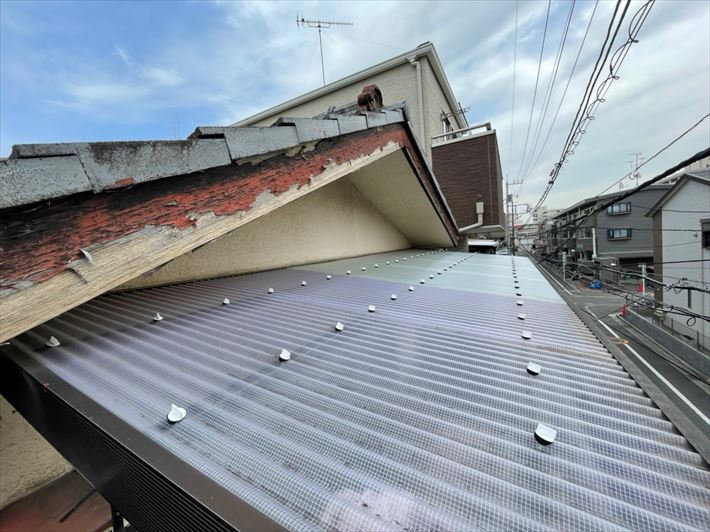 ベランダ屋根のポリカ波板交換工事が完了